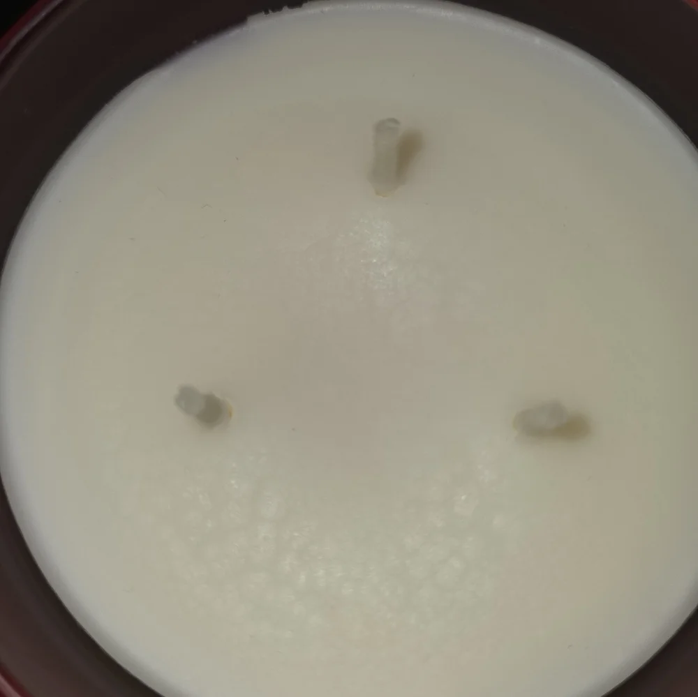 White Barn The Perfect Christmas 3 wick candle - Picture 2 of 3